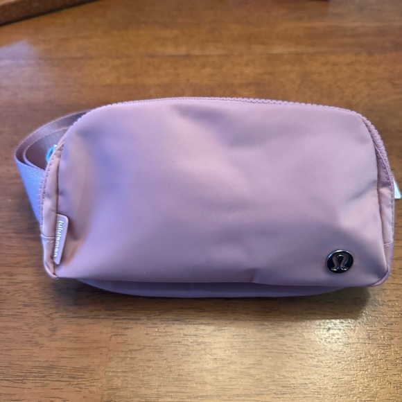 Lululemon Everywhere Belt Bag Pink Pastel NWT - Picture 2 of 7